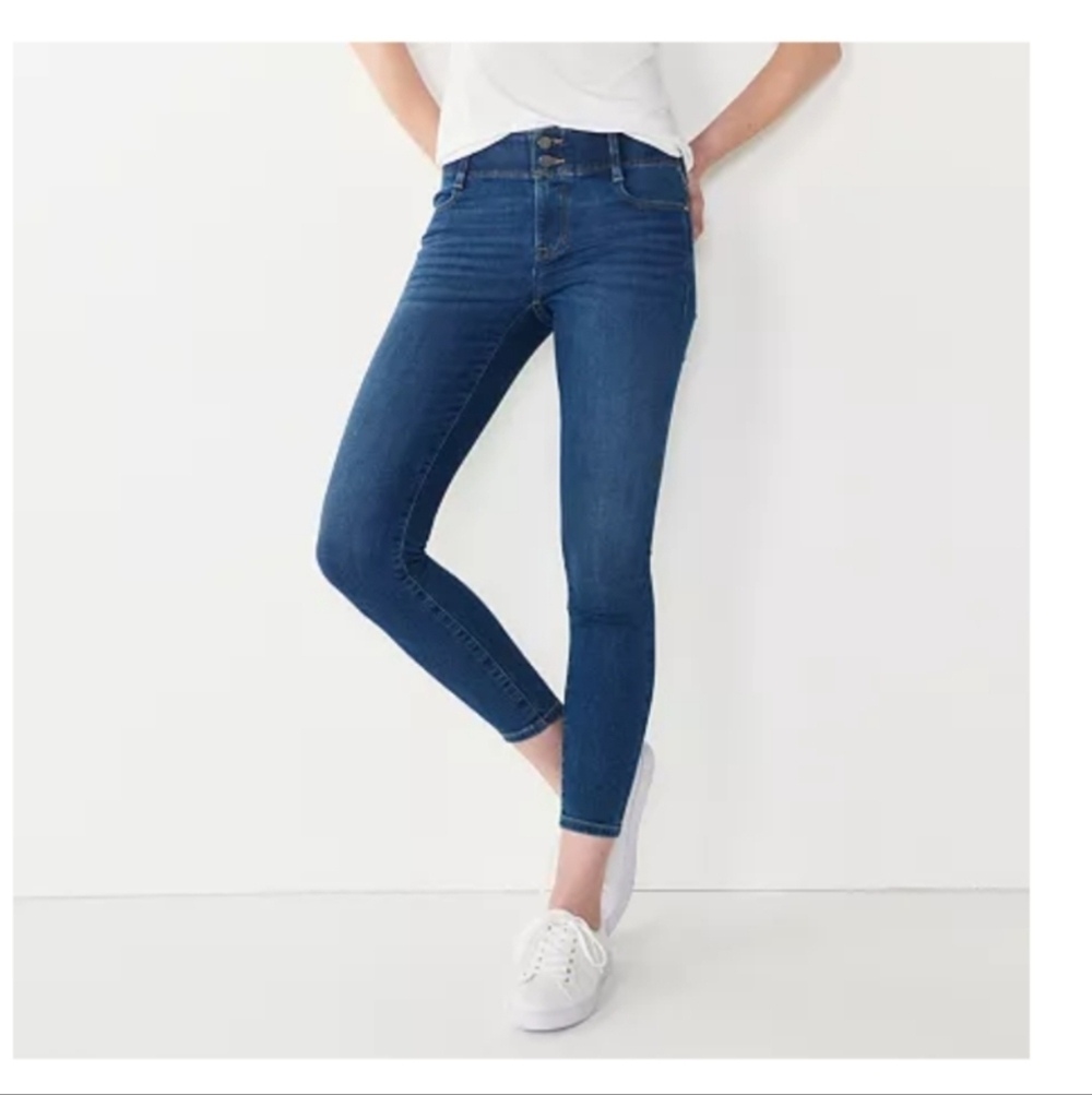 Nine West Tummy-Control Skinny Jeans
Color: Medium Wash, Size: 14 (EUC)